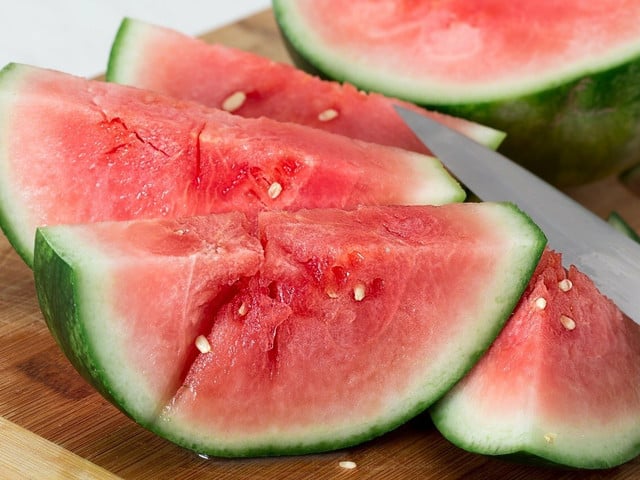 Meloneneis: Das Rezept Das Meloneneis wird ohne Milchprodukte zubereitet.