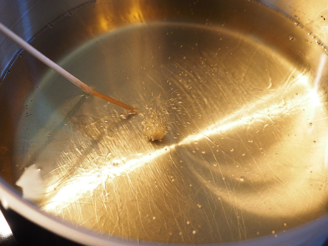 Frittiere die Polenta in einem hohen Topf, um dich vor Ölspritzern zu schützen.