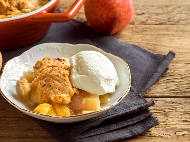 Rezept: Pfirisch Cobbler mit veganer Variante Den Pfirsich-Cobbler kannst du auch mit Eis servieren.
