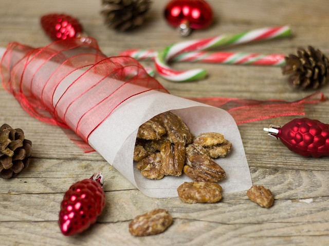 Karamellisierte Walnüsse schmecken nicht nur zu Weihnachten. Auch zu Eis oder im Joghurt machen sie sich bestens.