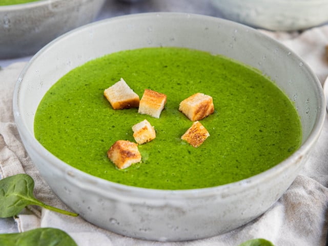 Kohlrabiblätter-Suppe: So gelingt sie dir Eine Suppe aus Kohlrabiblättern gelingt ohne großen Aufwand.