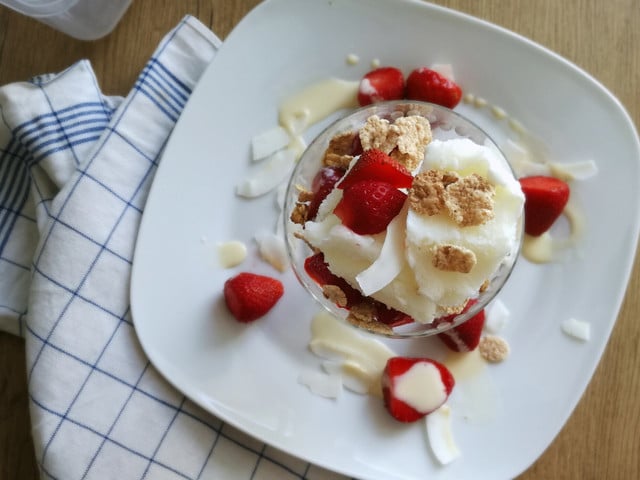 Frozen Joghurt kannst du mit Toppings deiner Wahl essen.