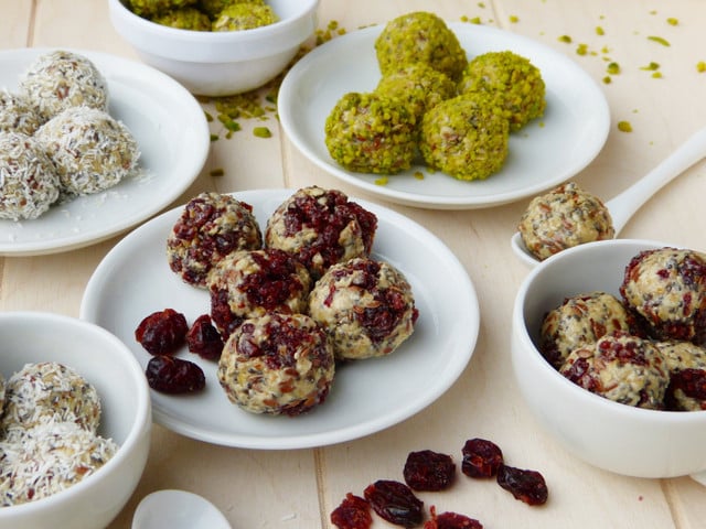 Energyballs mit Walnüssen: Zutaten und Variationen Du kannst Energyballs nicht nur mit Walnüssen und Datteln, sondern auch mit vielen anderen Zutaten zubereiten.