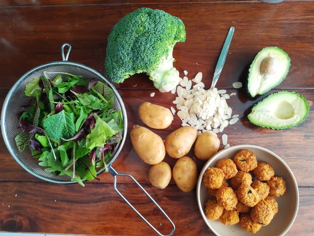 Diese Grundzutaten brauchst du für eine vegane Green Bowl.