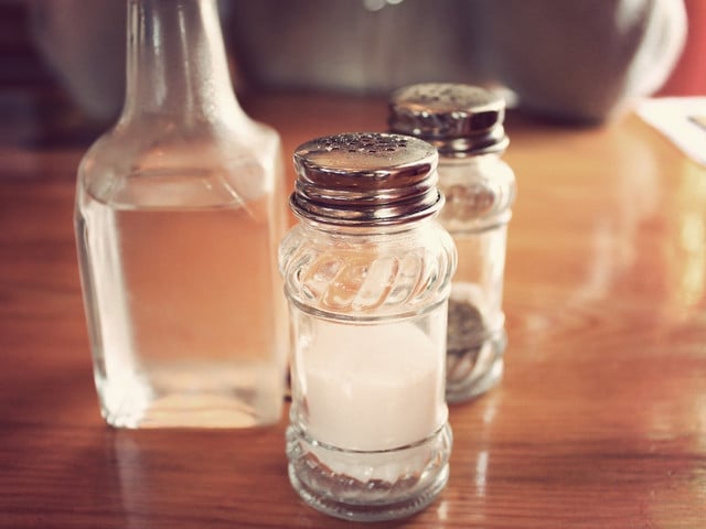 Um Meerrettich haltbar zu machen, brauchst du nur Salz und Essig.