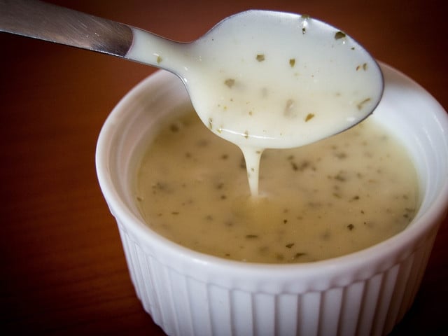Kohlrabi mit weißer Soße: Veganes Kohlrabi-Ragout Kohlrabi Ragout wird mit weißer Soße serviert.