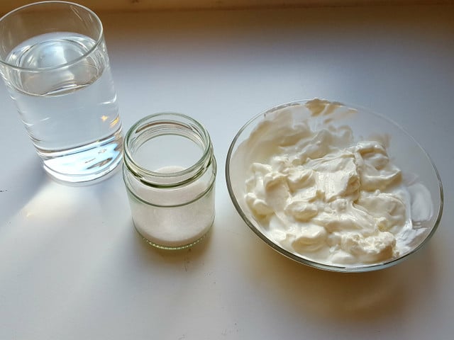 Rezept für selbstgemachten Ayran Ayran wird aus Joghurt, Salz und Wasser gemacht.