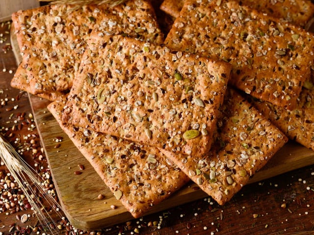 Saaten-Cracker: veganes Grundrezept Für diese Saaten-Cracker kannst du Saaten deiner Wahl verwenden.
