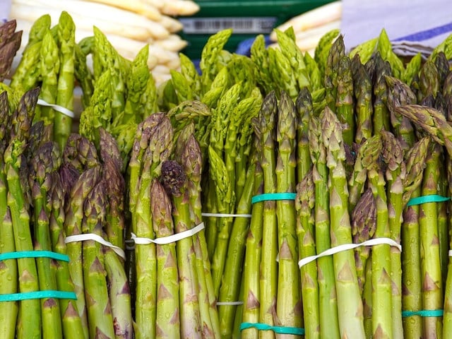 Option: Zutaten für die vegetarische Spargel-Quiche Für die Spargel-Quiche kannst du sowohl grünen als auch weißen Spargel verwenden.