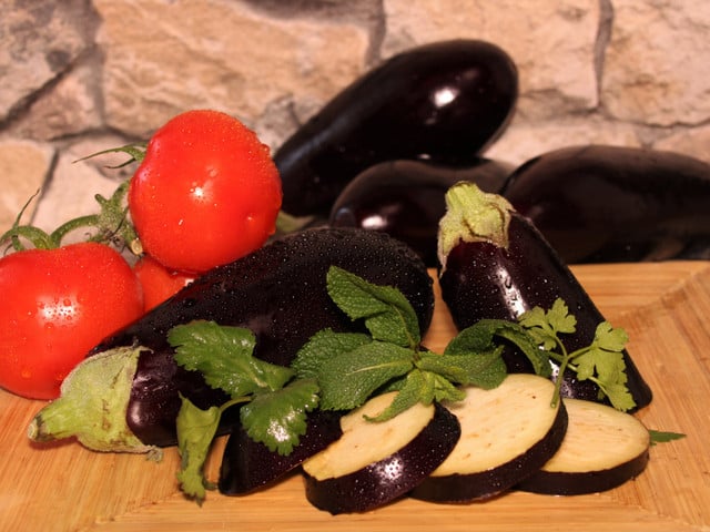 Auberginen und Tomaten sind die Grundzutaten für Caponata-Pasta.