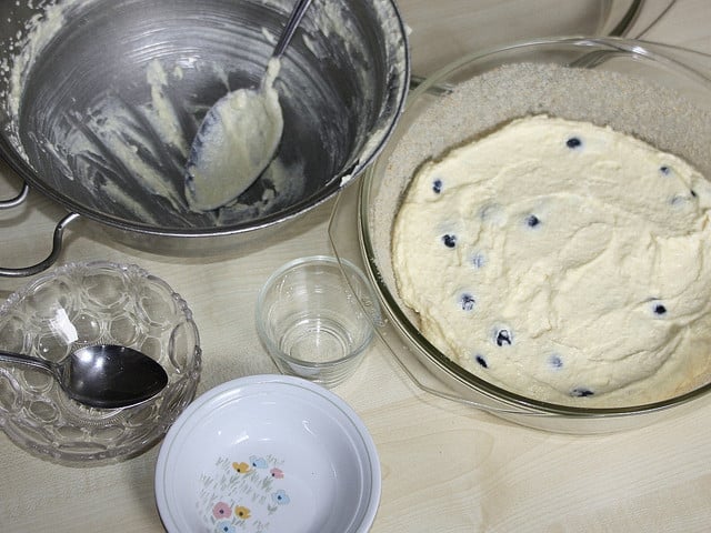 Die Auflaufform muss mit Butter und Paniermehl eingefettet sein, bevor du den Teig hineingibst.