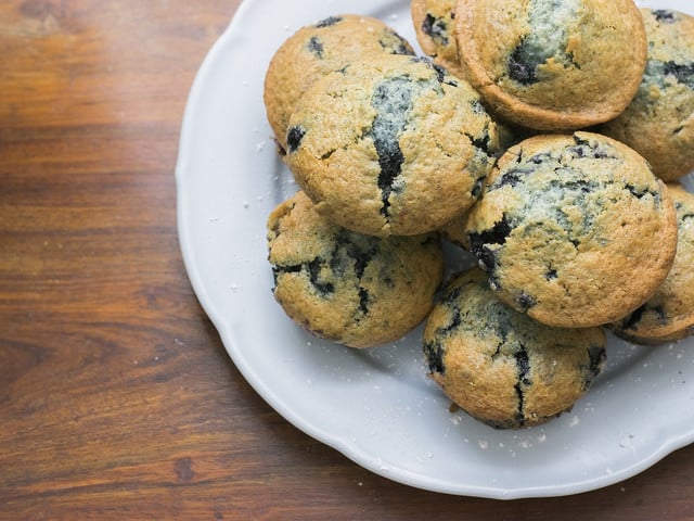 Die Quarkmuffins werden noch saftiger, wenn du dem Teig frische Beeren hinzufügst.