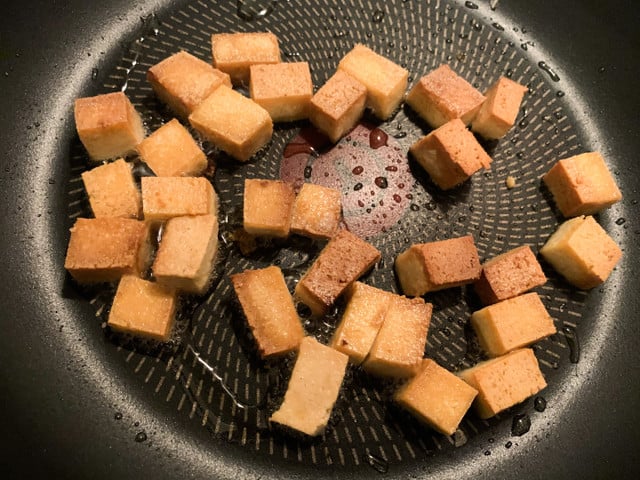 Brate den Tofu knusprig an.