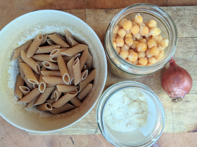 So bereitest du den veganen Eiersalat zu Der veganer Eiersalat besteht hauptsächlich aus Kichererbsen und Pasta.