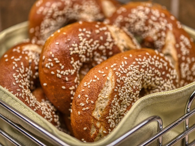 Leckere Bagel-Toppings Bagels schmecken besonders gut, wenn du sie mit Körnern oder grobem Salz bestreust.