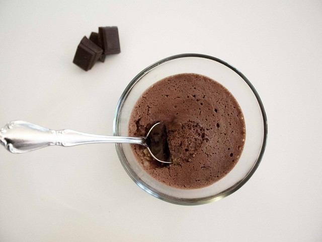 Kichererbsenwasser kannst du auch für eine vegane Mousse au Chocolat verwenden.