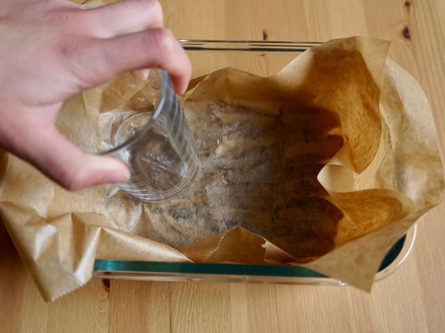 Mit dem Glas die Datteln zusammendrücken.