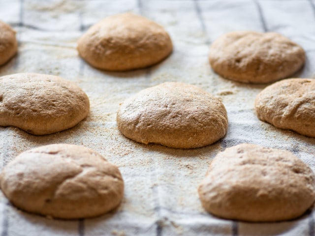 Haferflockenbrötchen sind schnell in der Zubereitung – der Teig muss anschließend nur ein wenig gehen.