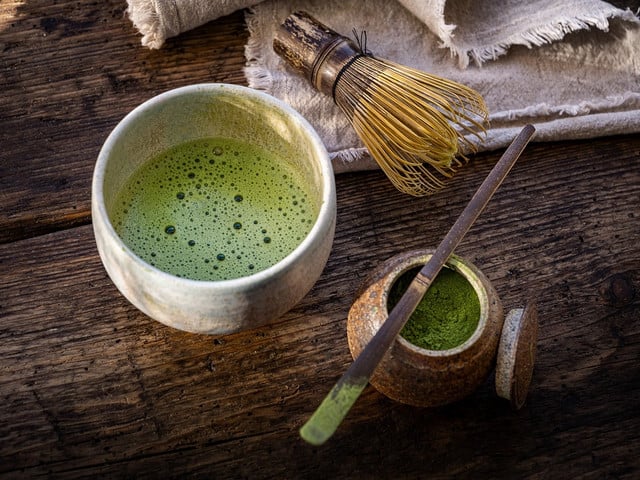 Iced Matcha Latte selber zubereiten: So geht’s Für die Zubereitung von Iced Matcha Latte eignet sich ein Matcha-Besen.
