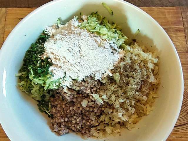 Die Masse für die Bratlinge ist schnell zusammengerührt.