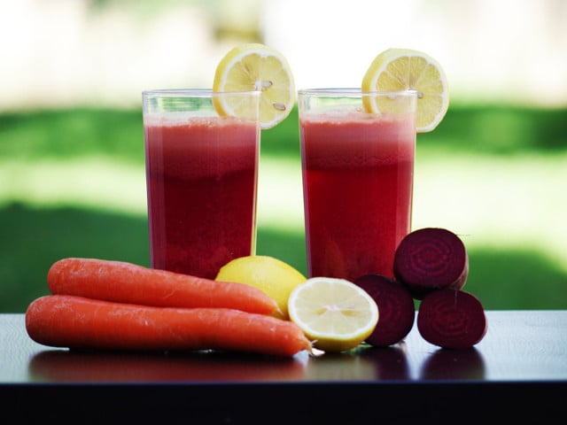Karotten-Smoothie: Zutaten und Variationsmöglichkeiten Variiere den Karotten-Smoothie mit weiterem Gemüse, beispielsweise roter Bete.