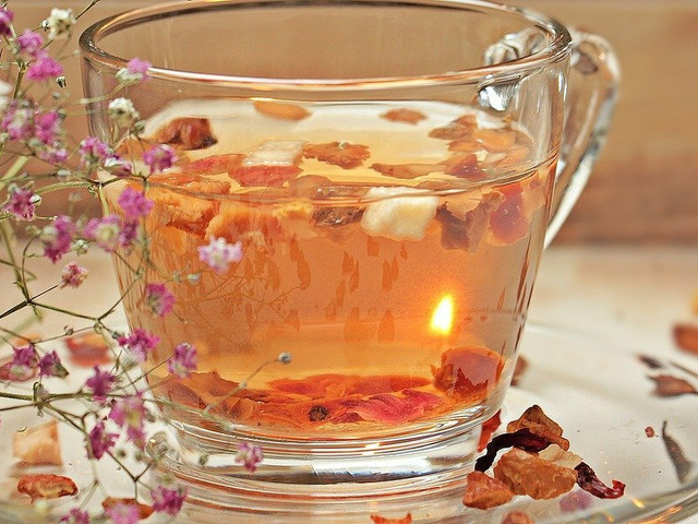 Aus Apfelschalen und ein paar Gewürzen kannst du einen leckeren Tee mit winterlichen Aromen herstellen.