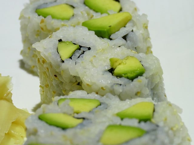 Avocado kannst du einlegen – und anschließend beispielsweise als Sushi-Füllung verwenden.