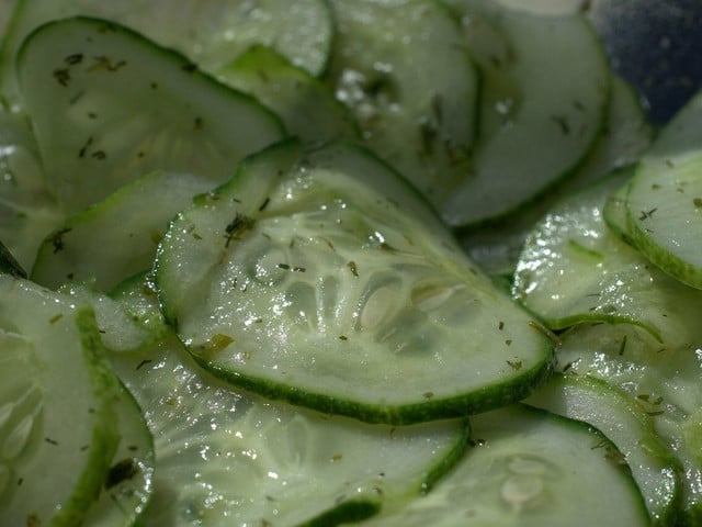 Gurkensalat mit Essig-Öl-Dressing ist einfach und erfrischend.