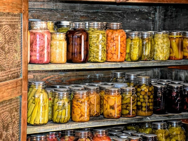 Fermentieren: Warum ist das sinnvoll? Früher wurden Radieschen und andere Lebensmittel für den Winter haltbar gemacht.