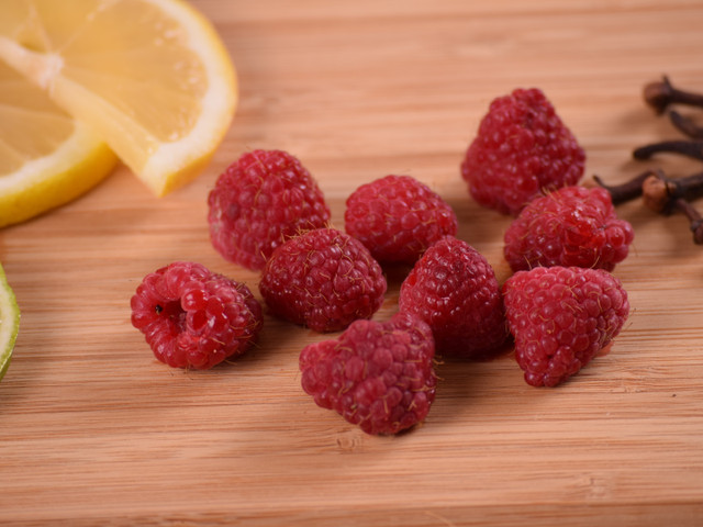 Zitronensaft und Himbeersirup liefern die Basisaromen von Skiwasser.