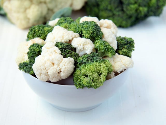 Aus den Kreuzblütlern Brokkoli und Blumenkohl kannst du einen nährstoffreichen Salat zubereiten.