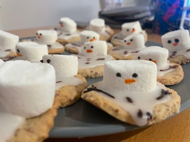 Die Schneemann-Kekse kannst du auch mit anderen, untypischen Farben gestalten.