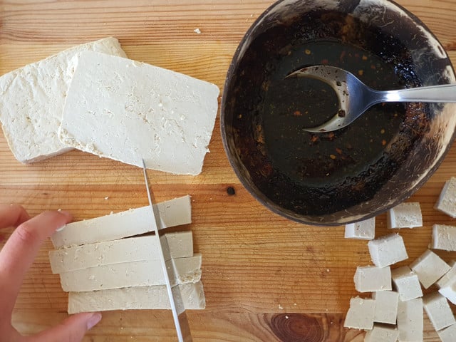 Wichtig: Verwende für das Rezept möglichst festen Tofu. 