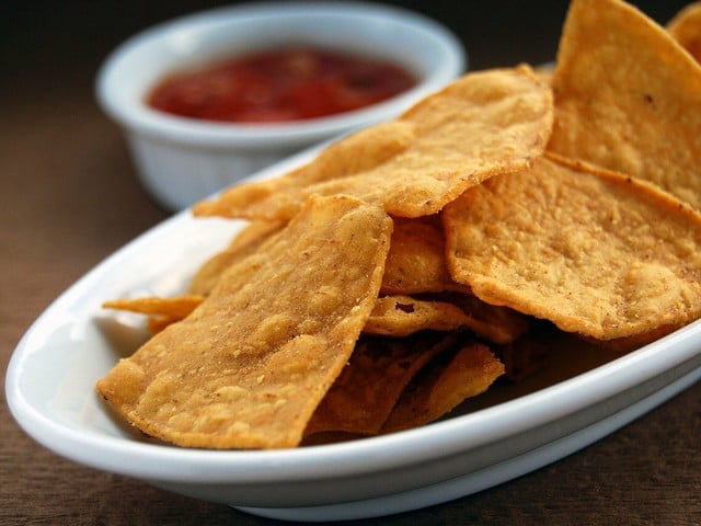 Aus trockenen Mais-Tortillas kannst du Chips herstellen.