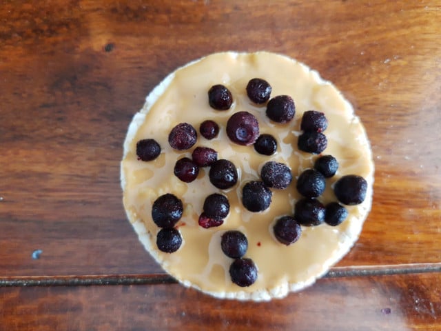 Verteile die Blaubeeren gleichmäßig auf dem Nussmus.