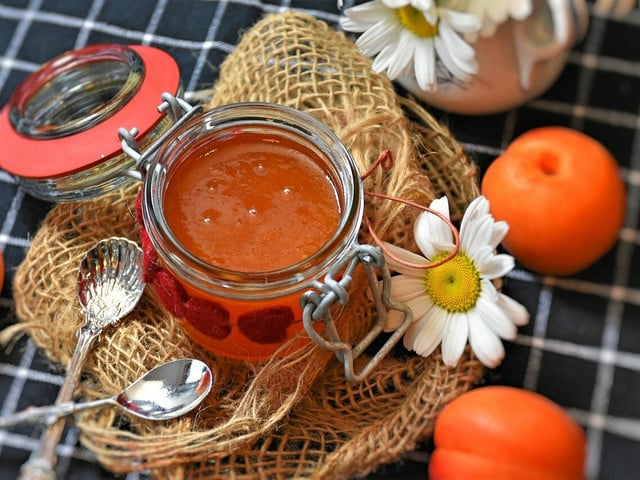 Aprikosenmarmelade passt gut zu Ochsenaugen.