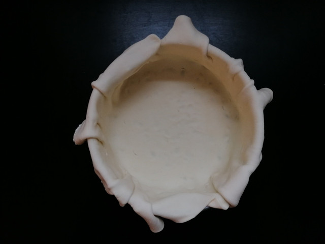 Sind die Ränder nach außen umgeklappt, können sie beim Befüllen nicht in die Form fallen.