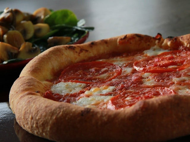 Neapolitanische Pizza Margherita: Traditionelles Rezept Neapolitanische Pizza kannst du auch mit frischen Tomaten zubereiten.