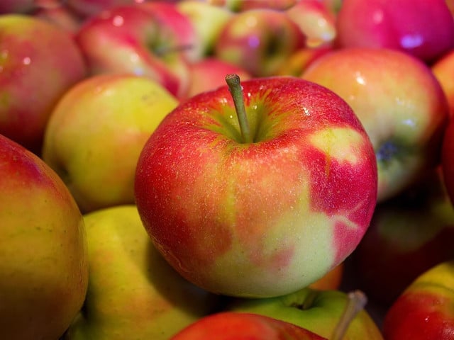 Apfelpektin kannst du entweder aus ganzen Äpfeln oder aus Apfelresten selbst herstellen.