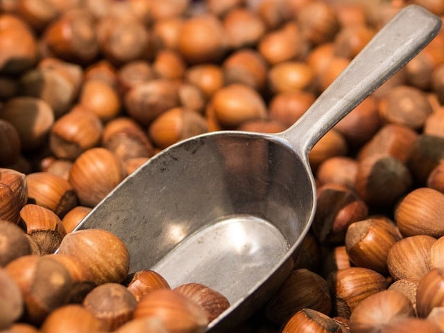 Haselnüsse für Rugelach kaufst du am besten bei regionalen Anbietern.