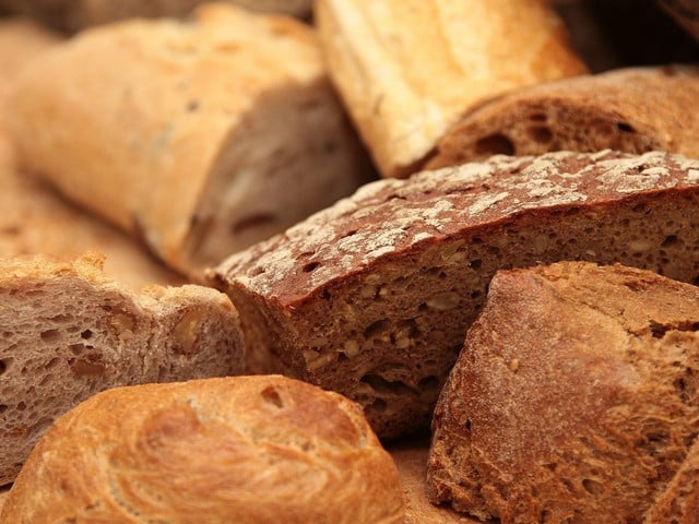 Brot kaufst du am besten in der lokalen Bäckerei.