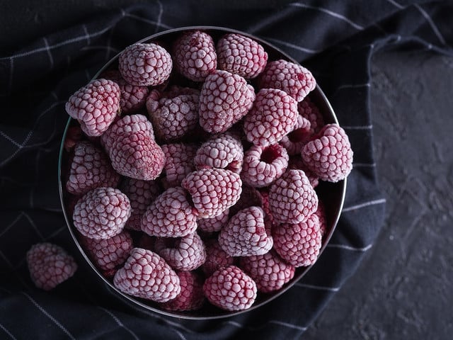 Veganer Mamorkuchen lässt sich durch Himbeeren und andere Zutaten verfeinern.