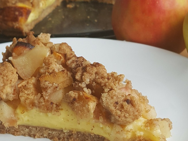 Mit selbst gemachten Butterstreuseln kannst du den Apfel-Walnuss-Kuchen verfeinern.