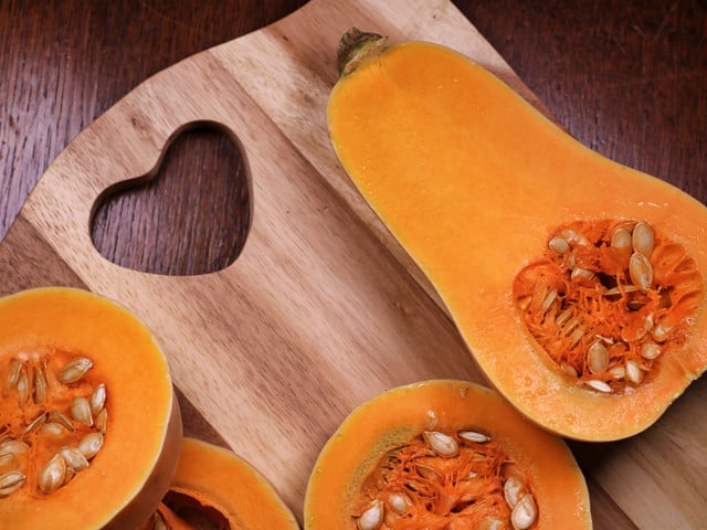 Butternut-Kürbissuppe: Das Rezept Achte beim Kauf deines Butternut-Kürbisses auf seine Herkunft.