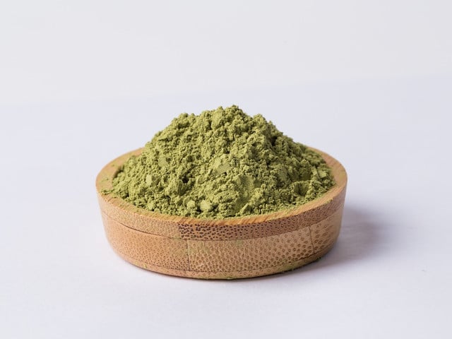 Matcha-Plätzchen bekommen durch das enthaltene Matcha-Pulver eine intensive grüne Farbe.