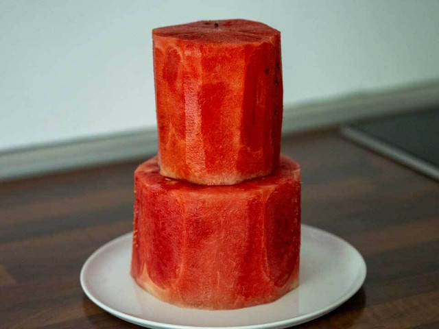 Die Wassermelonen-Torte muss nicht gebacken werden.