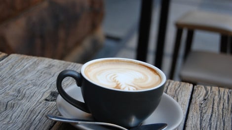 Veganer Flat White: So kochst du die Kaffeespezialität aus Down Under