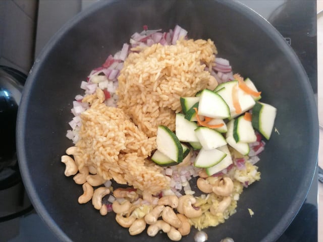 Biryani langsam anbraten und rösten.