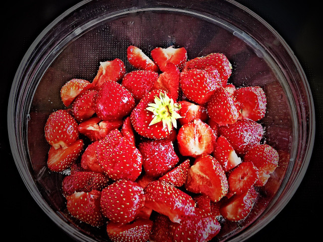 Neben frischen Erdbeeren brauchst du für Erdbeerkompott nur Zucker und etwas Zitronensaft.