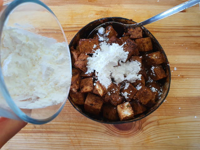 Durch die Stärke wird der Tofu beim Backen besonders kross. 